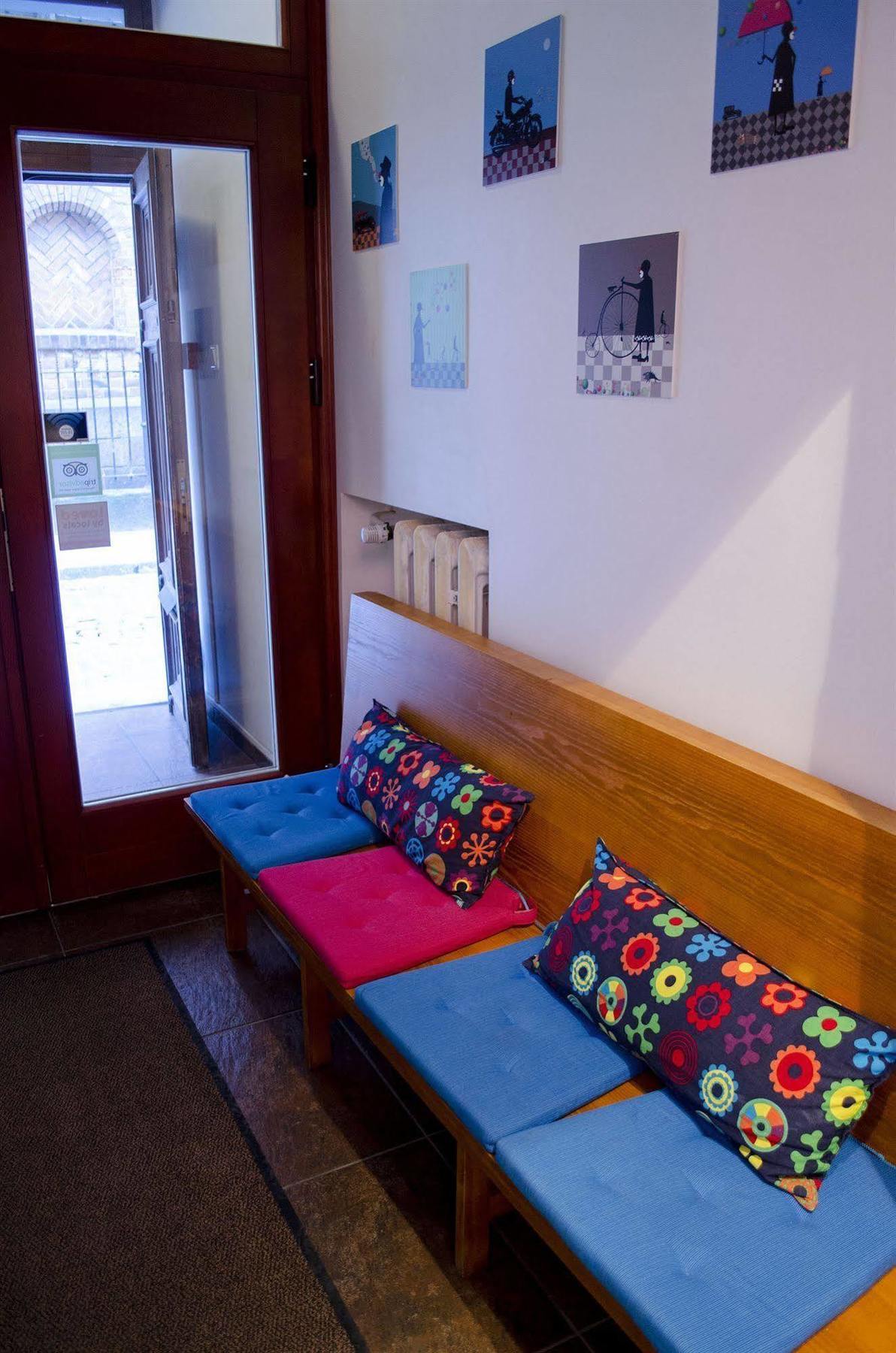 Red Nose Hostel With Self-Check In Riga Eksteriør bilde